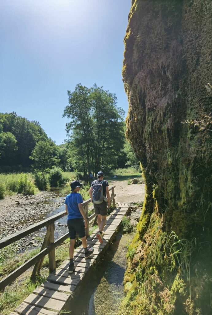 Unterhalb des Nohner Wasserfall führt die Brücke vorbei - in einigen Jahren wird hier der Wasserfall gewachsen sein