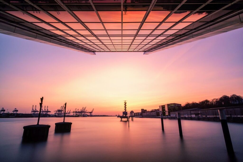 Reiseziele Deutschland bei Sonnenuntergang - St. Pauli Landungsbrücken in Hamburg