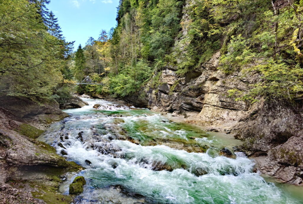 Entlang der Wasserfälle der Tiefenbachklamm wandern