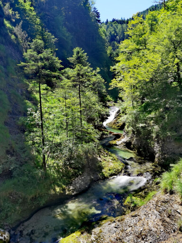 schöne Wasserfälle mit wildromantischer Berglandschaft