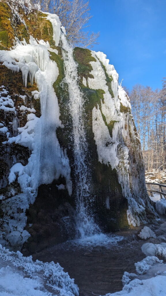 So schaut der Dreimühlen Wasserfall im Winter aus,