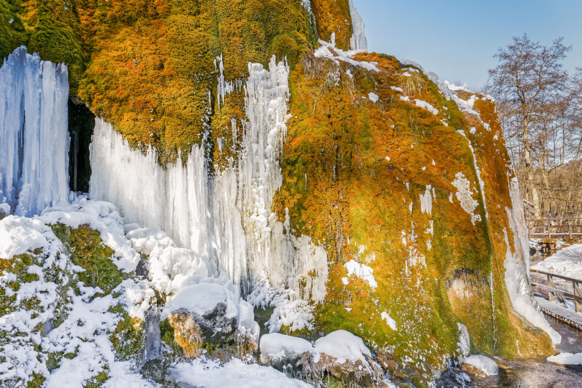 Der Dreimühlen Wasserfall im Winter bei Sonne