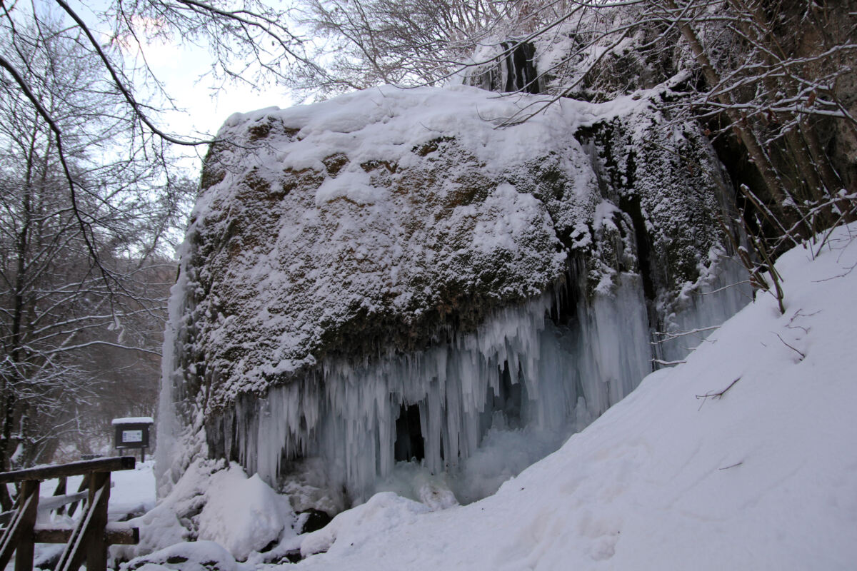 Märchenhaftes Eiserlebnis im Winter am Dreimühlen Wasserfall